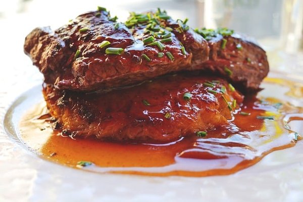 Quel vin choisir pour accompagner un plat de boeuf ou d'agneau ?