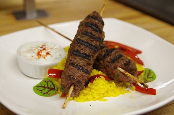 Comment apprécier le boeuf ou l'agneau dans une ambiance conviviale au bar ?